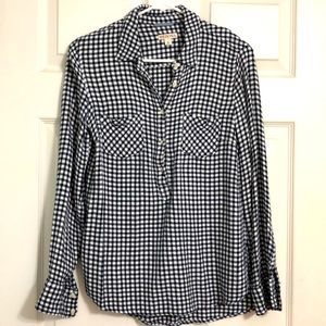Woman’s button up top. Size medium.